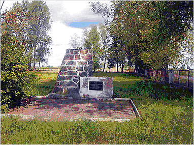 Wroce gm. Gonidz. Obelisk powicony mierci mieszkacw Wrocenia w 1943 r. - fot. A. Studniarek, czerwiec 2004.